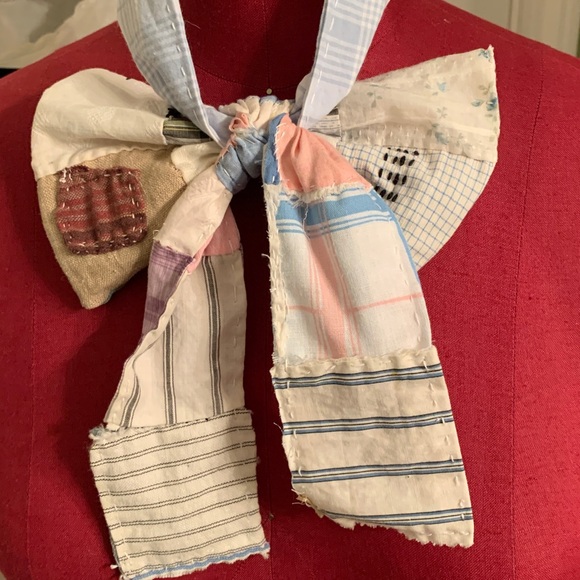 Jabot - Picture 4 of 5